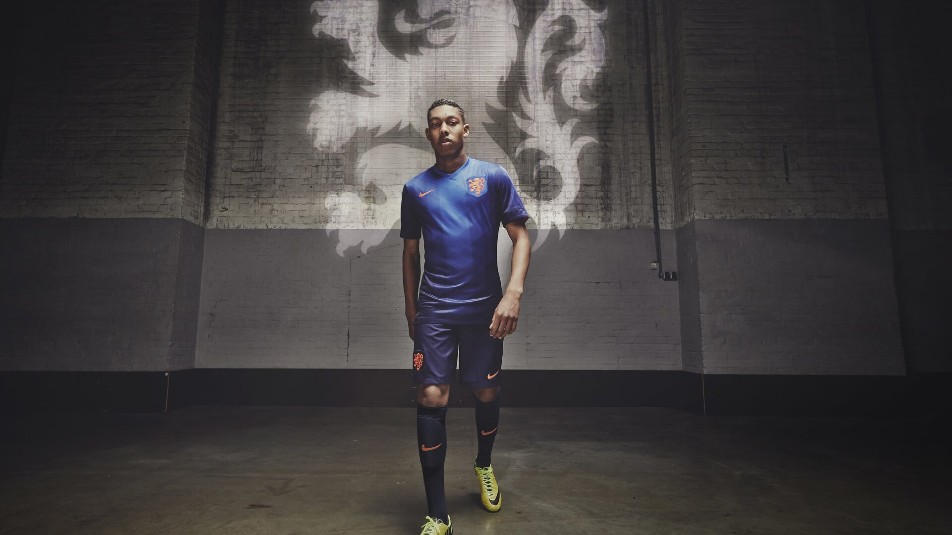 18岁法国小将横空出世,六大豪门争相抢购,成转会焦点,法国足球小将19岁